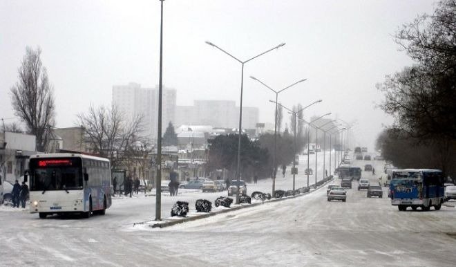 Yol polisi qarlı hava şəraiti ilə əlaqədar hərəkət iştirakçılarına müraciət edib