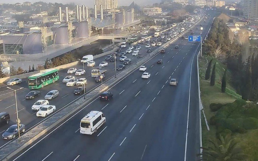 Bakının bir çox yollarında tıxac müşahidə edilir