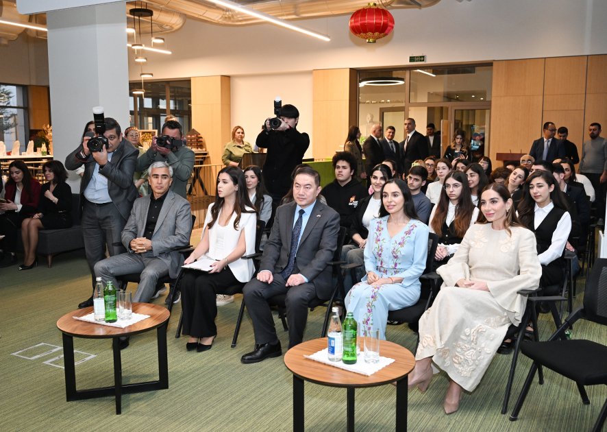 Leyla və Arzu Əliyevalar UNEC-də Çin dili təhsili alan tələbələrlə - FOTOLAR