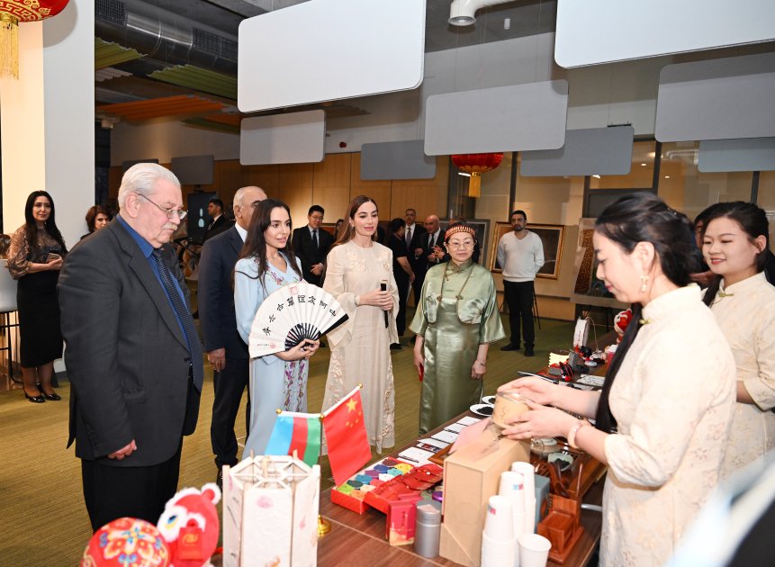 Leyla və Arzu Əliyevalar UNEC-də Çin dili təhsili alan tələbələrlə - FOTOLAR