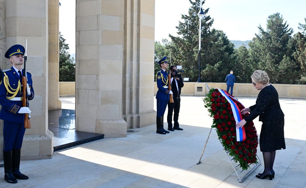 Matviyenko Şəhidlər xiyabanını ziyarət edib - FOTO