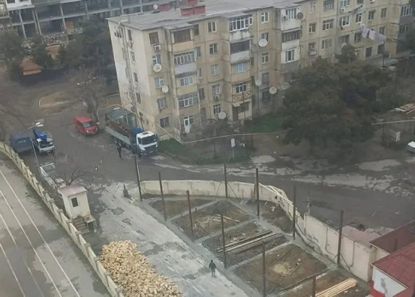 Bakının Nizami rayonunda məktəbin həyətini satdılar - FOTO