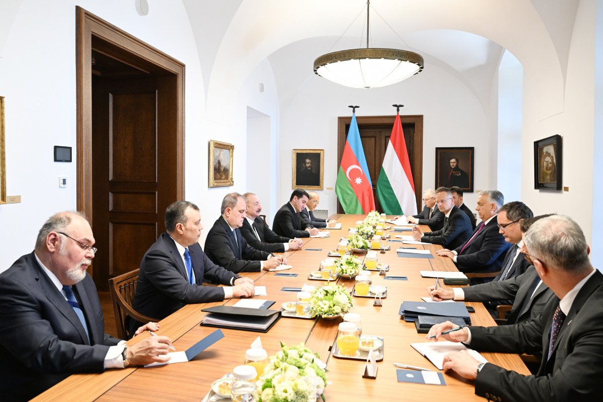 Budapeştdə Prezident İlham Əliyevin Macarıstanın Baş naziri ilə geniş tərkibdə görüşü olub - YENİLƏNİB