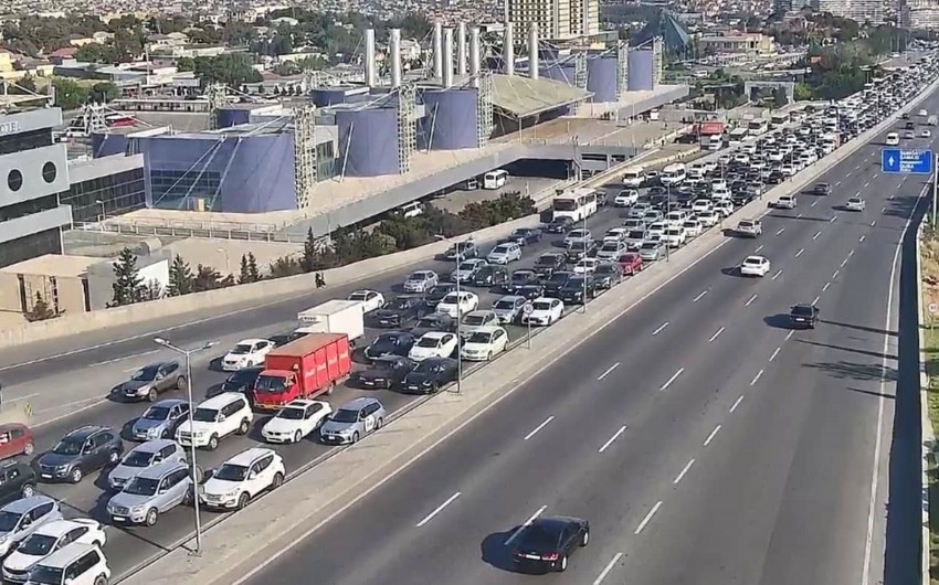 Bakının bir sıra yollarında tıxac yaranıb