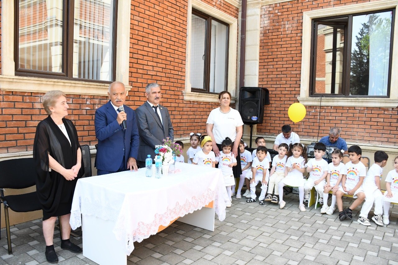 Masallı rayon İca Hakimiyyətinin başçısı uşaqlar günündə uşaqların yanında