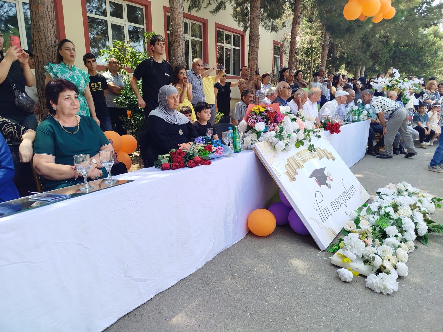 Şirvanda 10 nömrəli məktəbdə “Son zəng” və unudulmaz görüş: 50 il əvvəlki məzunlar məktəblərinə qayıtdı Şirvanda 10 nömrəli məktəbdə “Son zəng” və unudulmaz görüş: 50 il əvvəlki məzunlar məktəblərinə qayıtdı