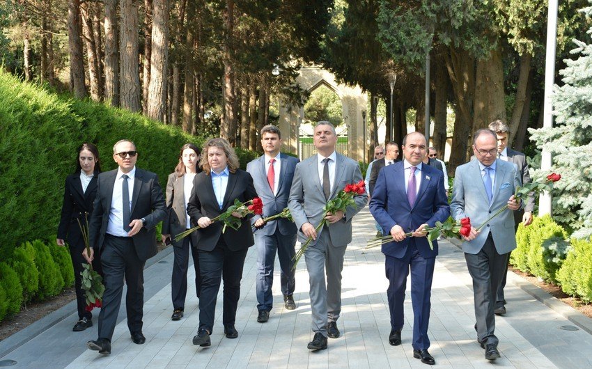 Bolqarıstan Milli Assambleyasının sədri Fəxri xiyabanı və Zəfər parkını ziyarət edib