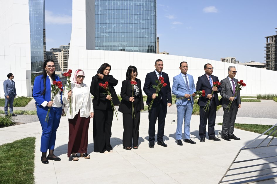 Mərakeşli deputatlar Zəfər parkında - FOTO Mərakeşli deputatlar Zəfər parkında - FOTO