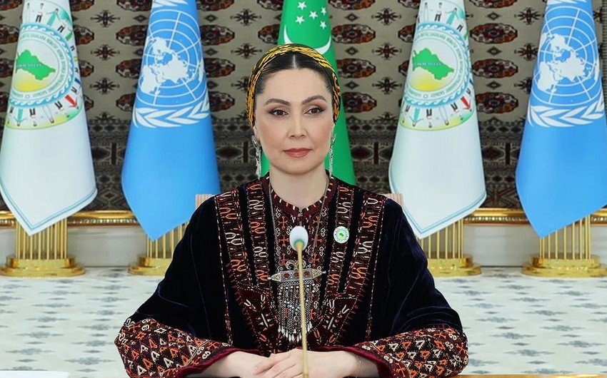 Qurbanqulu Berdiməhəmmədovun qızı Bakı Kitab Mərkəzində olub 