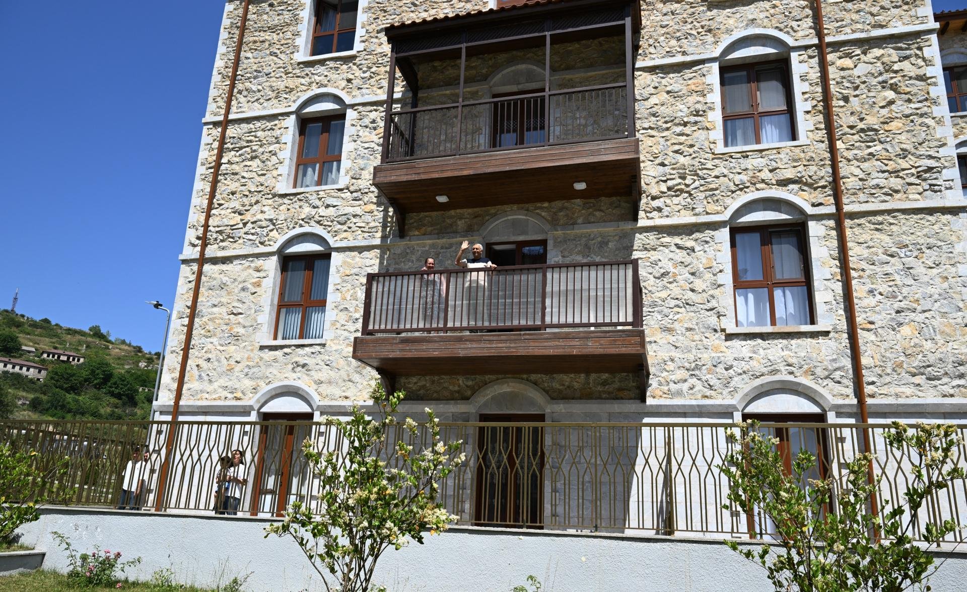 İlham Əliyev və Qurbanqulu Berdiməhəmmədov Şuşada inşa edilən birinci yaşayış kompleksində olublar