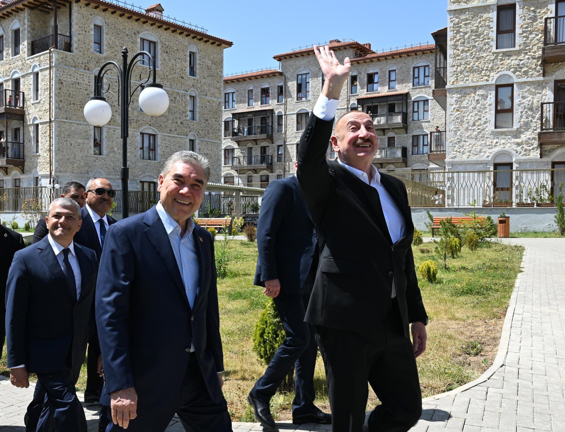 İlham Əliyev və Qurbanqulu Berdiməhəmmədov Şuşada inşa edilən birinci yaşayış kompleksində olublar