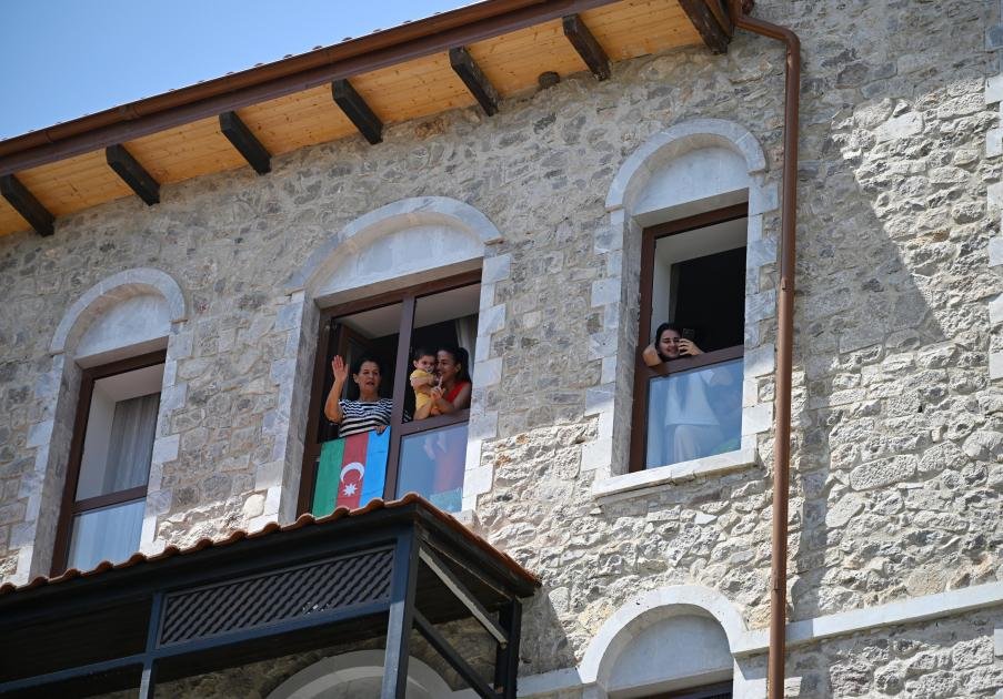 İlham Əliyev və Qurbanqulu Berdiməhəmmədov Şuşada inşa edilən birinci yaşayış kompleksində olublar