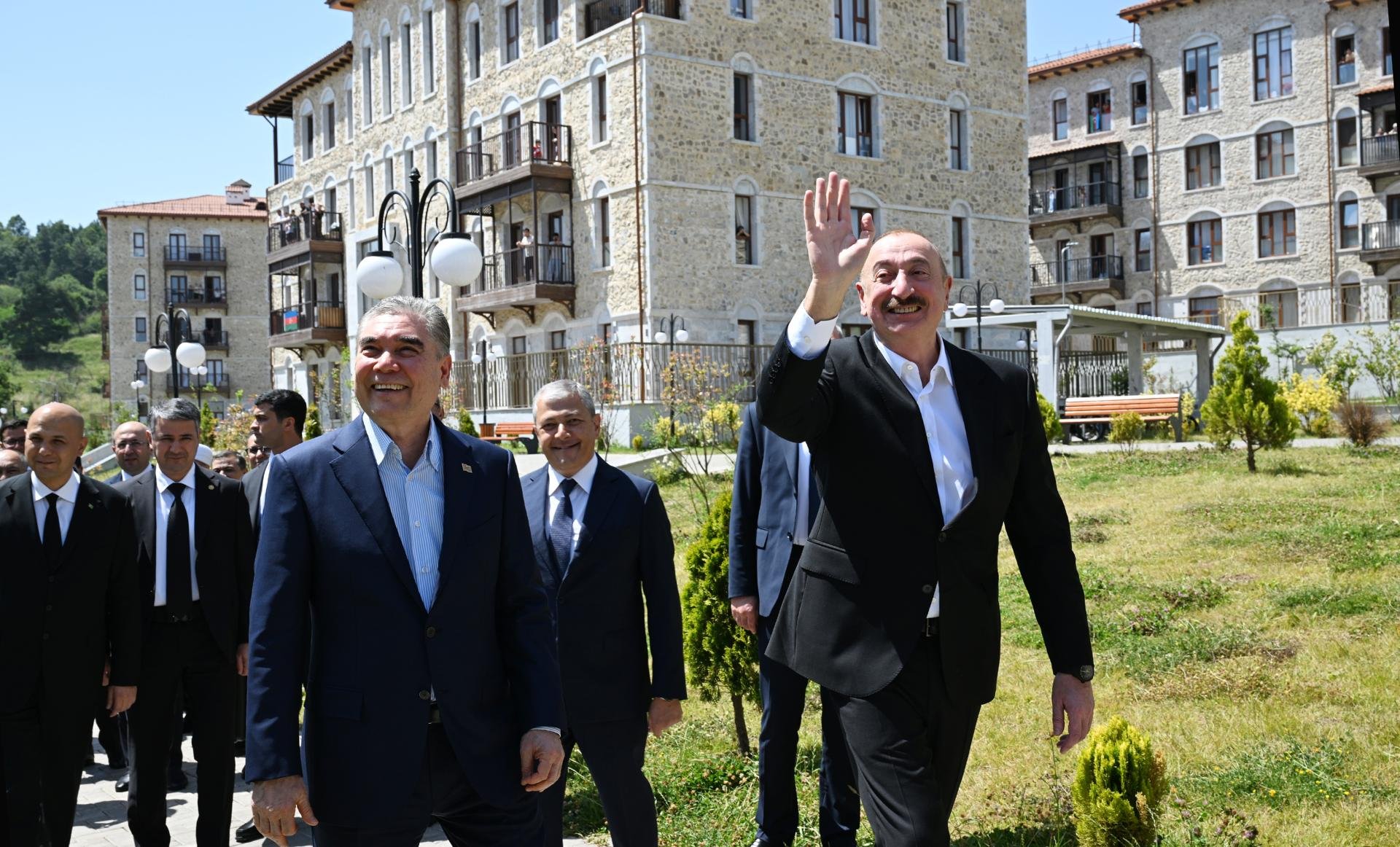 İlham Əliyev və Qurbanqulu Berdiməhəmmədov Şuşada inşa edilən birinci yaşayış kompleksində olublar