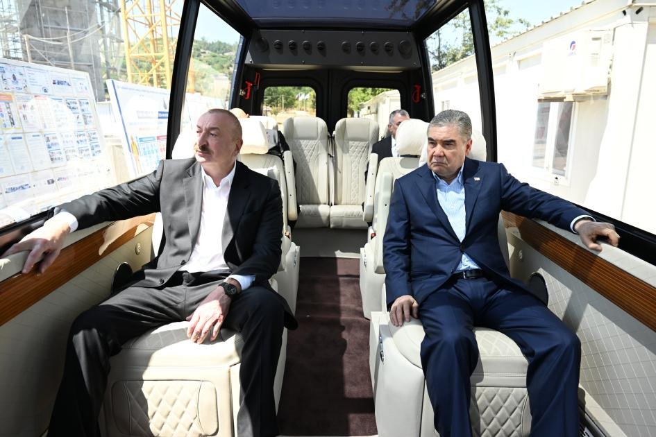 İlham Əliyev və Qurbanqulu Berdiməhəmmədov Şuşada “Heydər Əliyev və Qarabağ” sərgisi ilə tanış olublar İlham Əliyev və Qurbanqulu Berdiməhəmmədov Şuşada “Heydər Əliyev və Qarabağ” sərgisi ilə tanış olublar