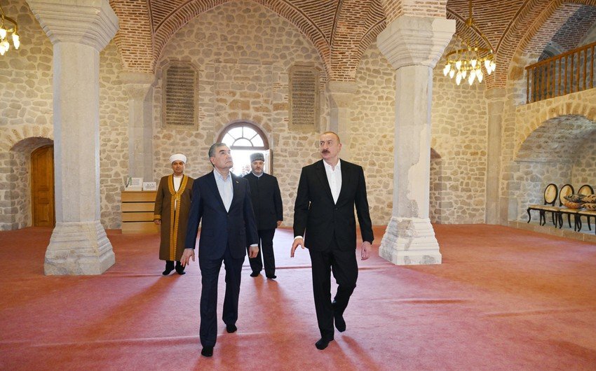 İlham Əliyev və Qurbanqulu Berdiməhəmmədov Şuşada Yuxarı Gövhər Ağa məscidini ziyarət ediblər