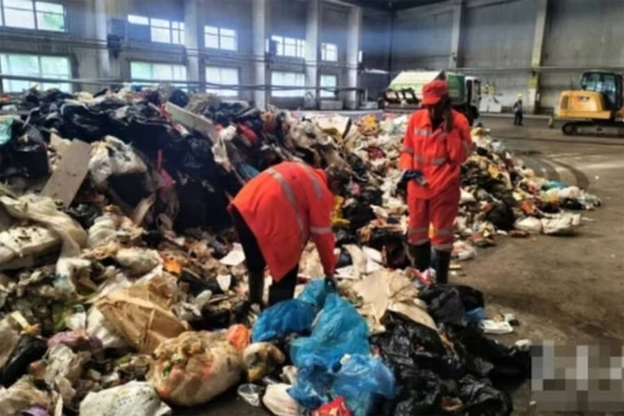 Çin rəsmiləri itirilmiş saatları axtarmaq üçün təmizləyicilərə tonlarla zibildən keçməyi əmr etdi