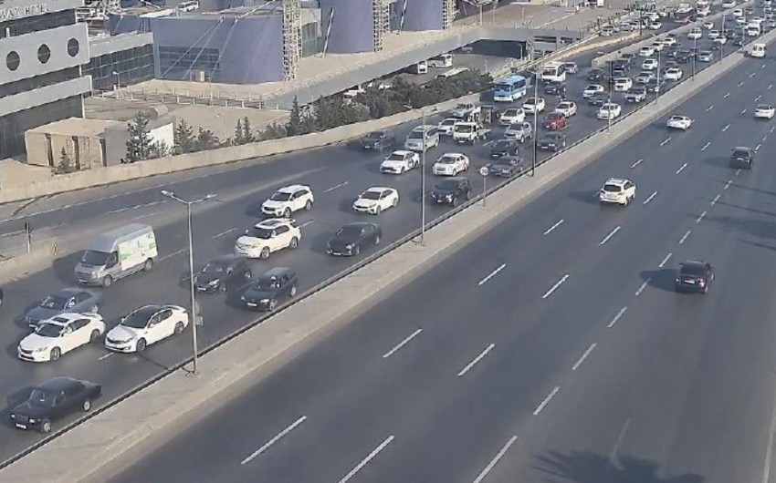 Bakının bir sıra yollarında tıxac yaranıb