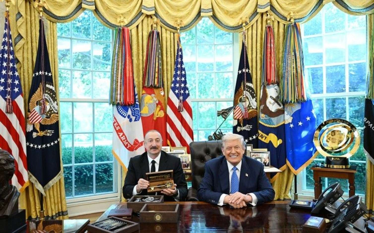 Donald Tramp Ağ Evin rəmzi açarını İlham Əliyevə təqdim etdi
