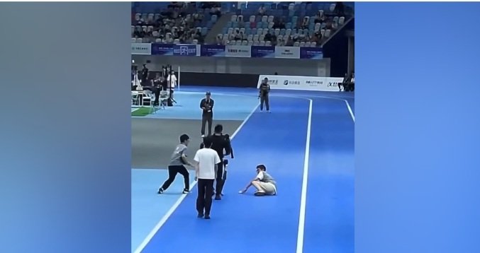 Çində keçirilən Olimpiadada robot yarış zamanı adamı yıxıb