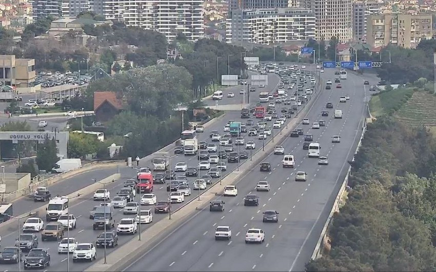 Bakının bir sıra yollarında sıxlıq var - SİYAHI