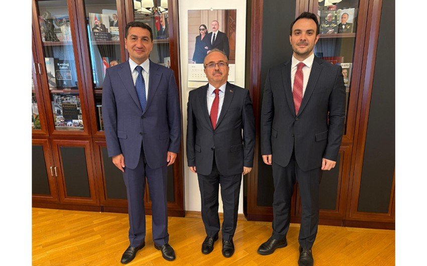 Hikmət Hacıyev Türkiyə səfiri ilə Azərbaycan-Ermənistan sülh prosesini müzakirə edib