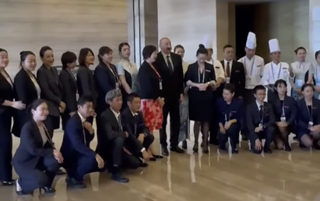 Prezidentin Çində qaldığı hotelin heyəti ilə səmimi görüntüləri - Video 