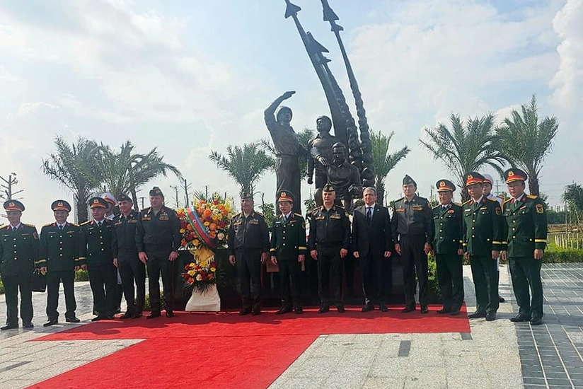 Zakir Həsənov Vyetnamda hərbi paradda iştirak edib 