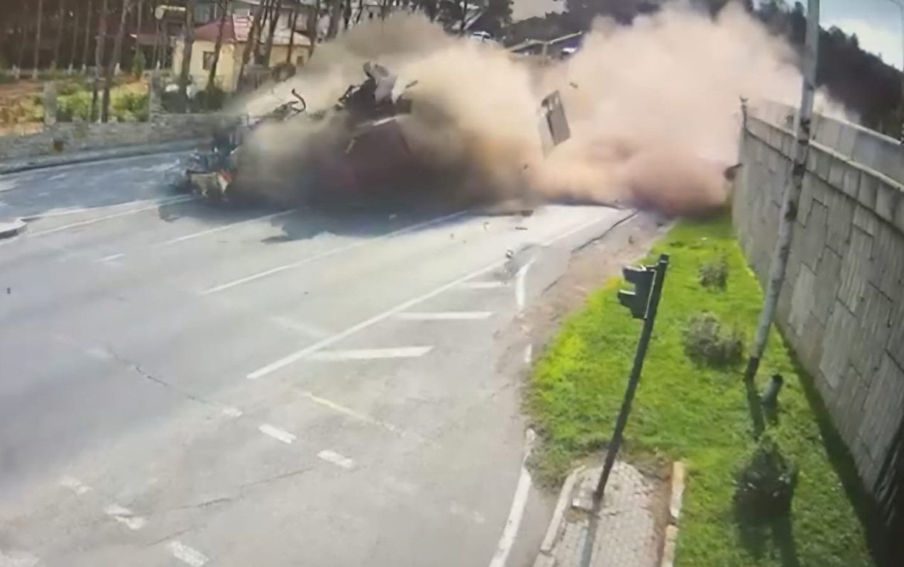 “KamAZ”ın “Changan”ın üstünə aşdığı an - Foto 