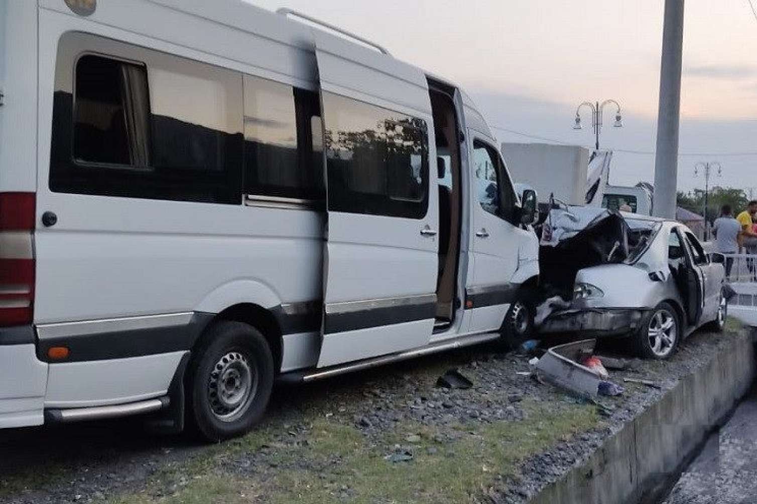 Bakıda mikravtobus qəzaya düşüb, 10-dan çox yaralı var
