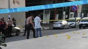 İZMİRDƏ POLİS MƏNTƏQƏSİNƏ HÜCUM EDİLİB