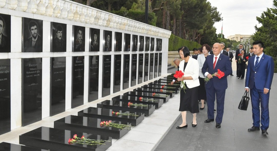 Çin Xalq Siyasi Məşvərət Şurasının nümayəndə heyəti Ulu Öndərin məzarını və Şəhidlər xiyabanını ziyarət edib