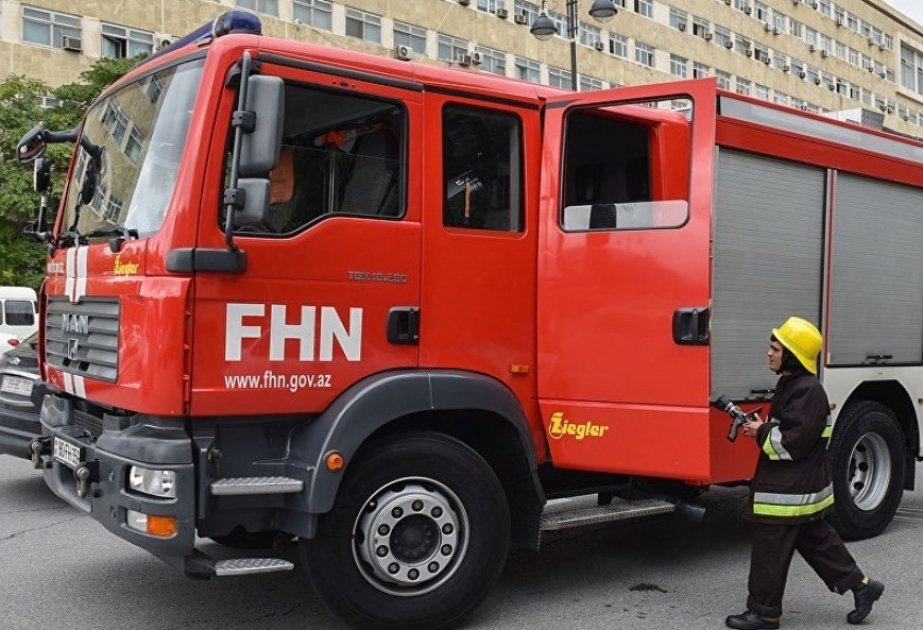 Bakıda yaşayış binasında yanğın zamanı 4 nəfər tüstüdən zəhərlənib, 44 sakin təxliyə olunub
