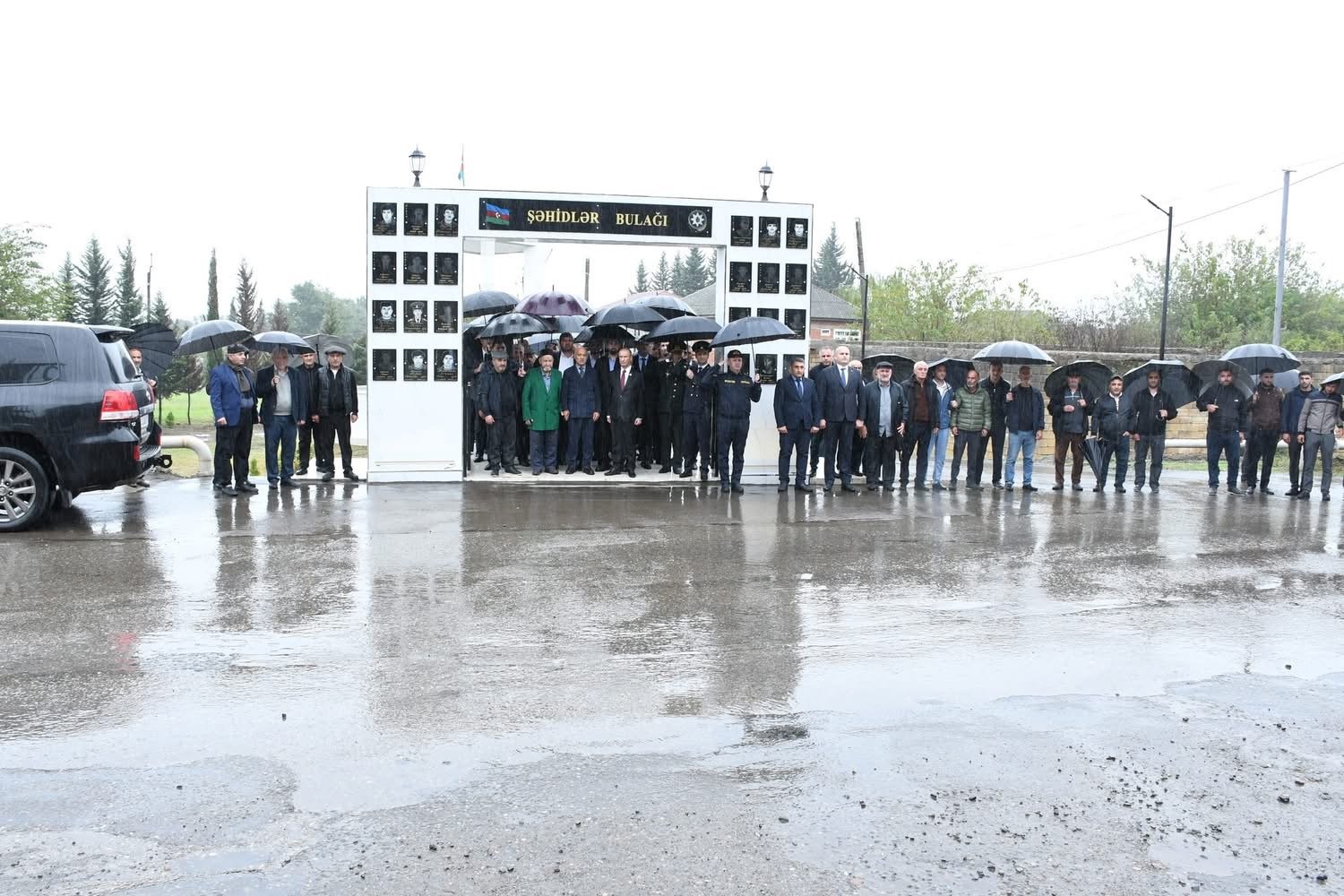 Rayon rəhbərliyi Ərkivanda Şəhidlər Abidəsini ziyarət etdi