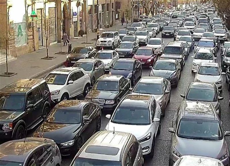 Bakının bir sıra yollarında tıxac yaranıb 