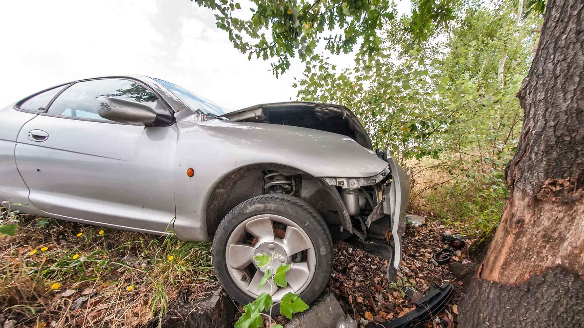 Şabranda maşın ağaca çırpıldı - Sürücü öldü