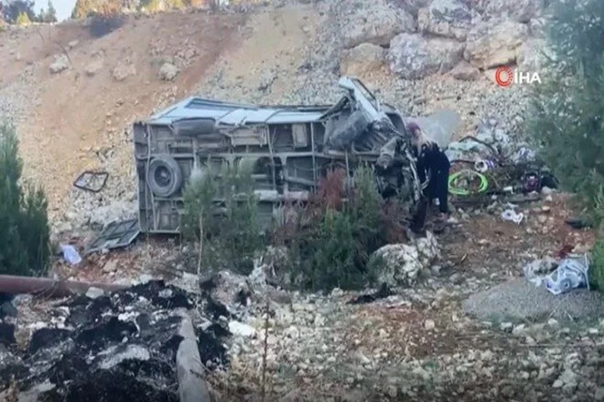 Türkiyədə işçiləri daşıyan avtobus dərəyə yuvarlanıb, 5 nəfər ölüb, 14 nəfər yaralanıb - FOTO