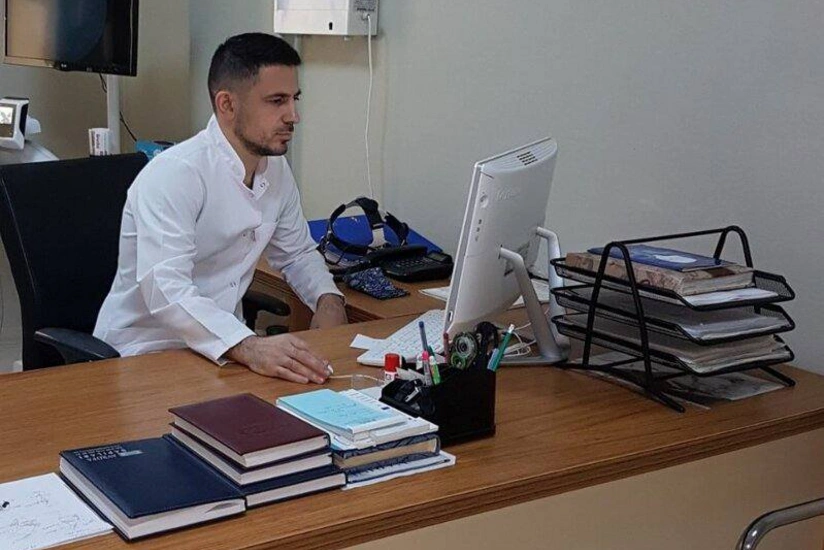 Burun əməliyyatından sonra xəstənin ölümündə təqsirləndirilən həkimə hökm oxunub 