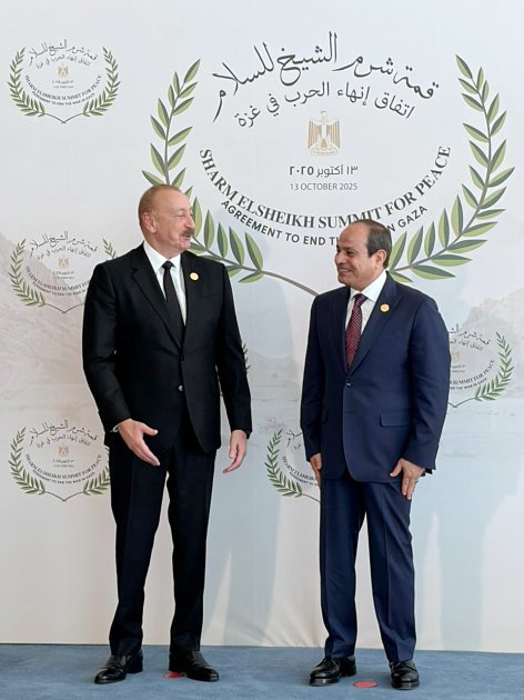 İlham Əliyev Misirdə liderlərlə bir arada