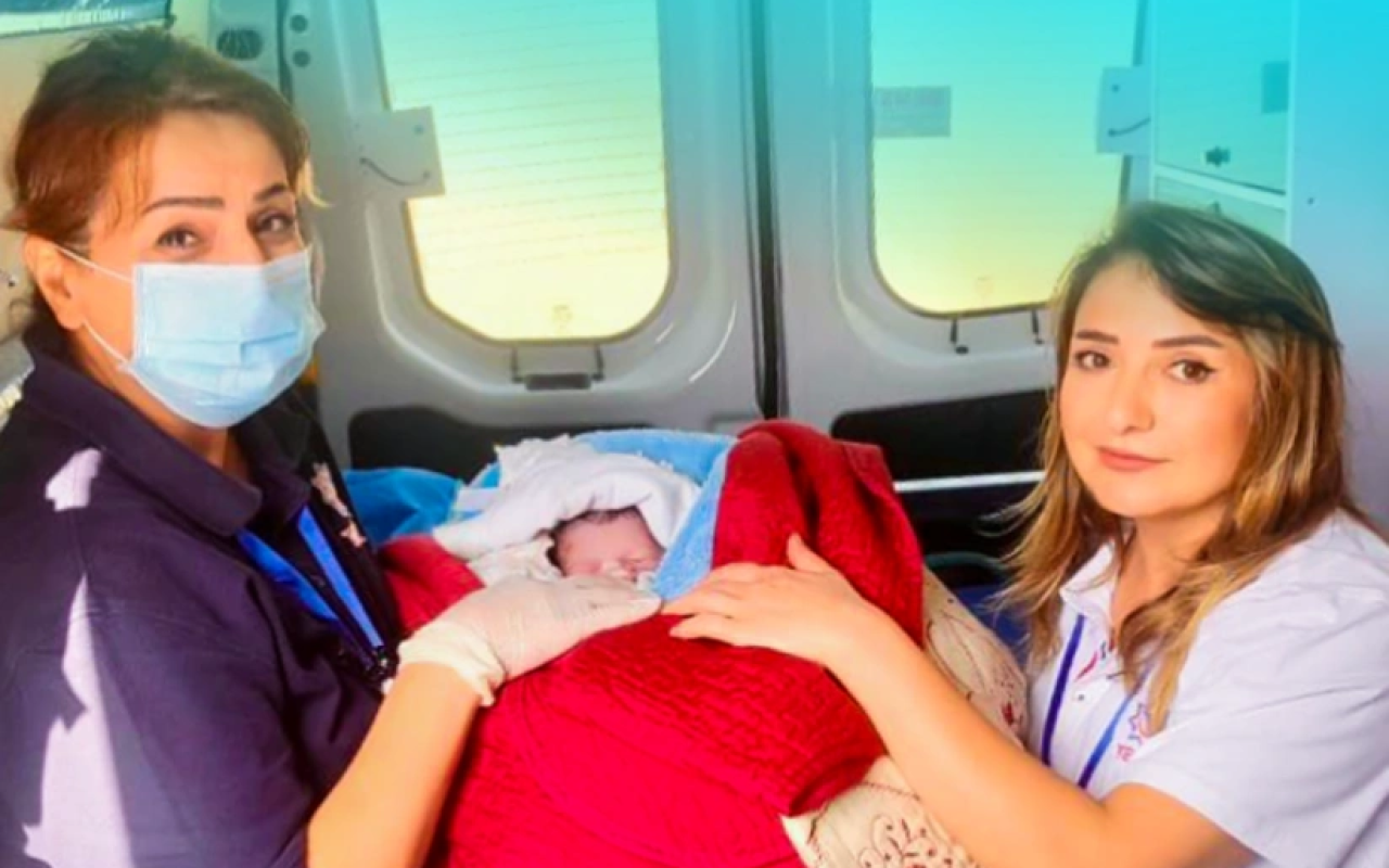 Bakıda qadın evdə doğuş etdi 