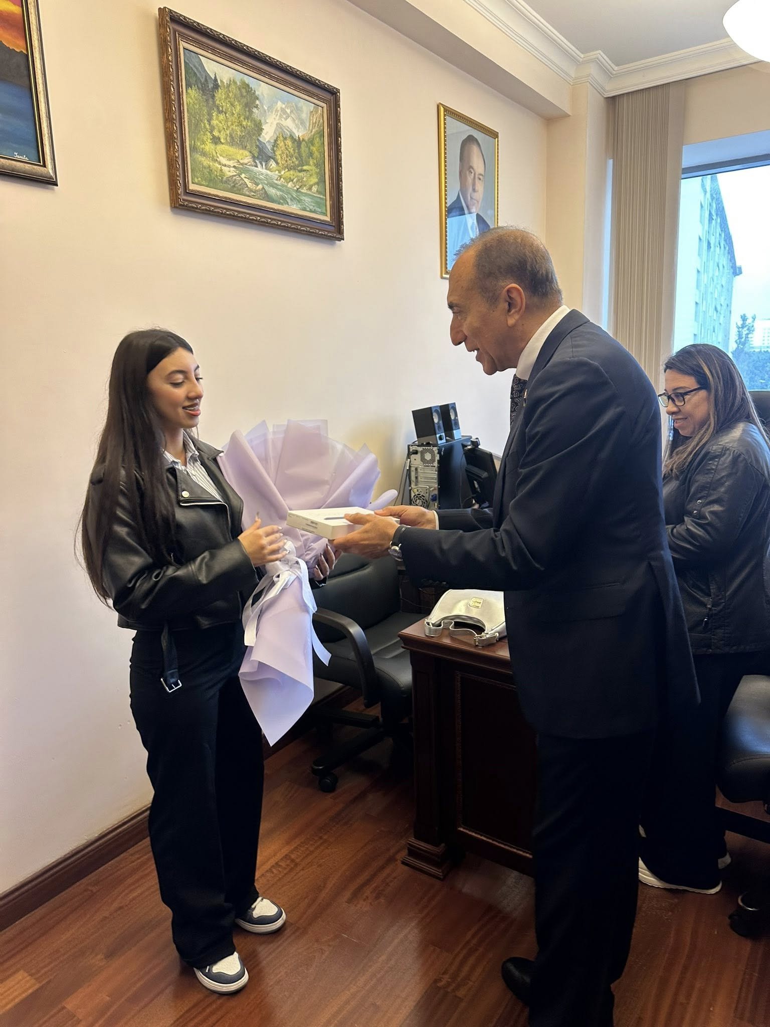 Nizami Səfərov seçicisini ali məktəbə qəbul olmaq münasibətilə təbrik edib