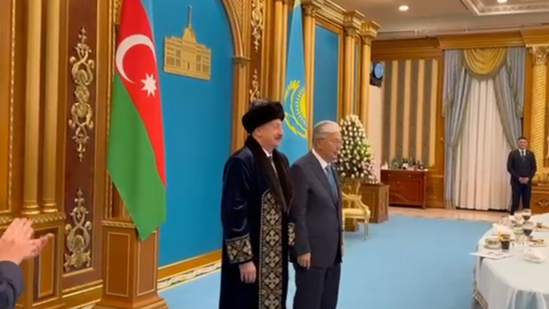 Tokayev İlham Əliyevə qazax milli geyimini hədiyyə etdi - VİDEO