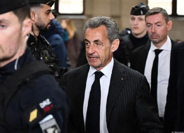 Fransanın keçmiş prezidenti Sarkozi həbsxanada kitab yazmağa başlayıb