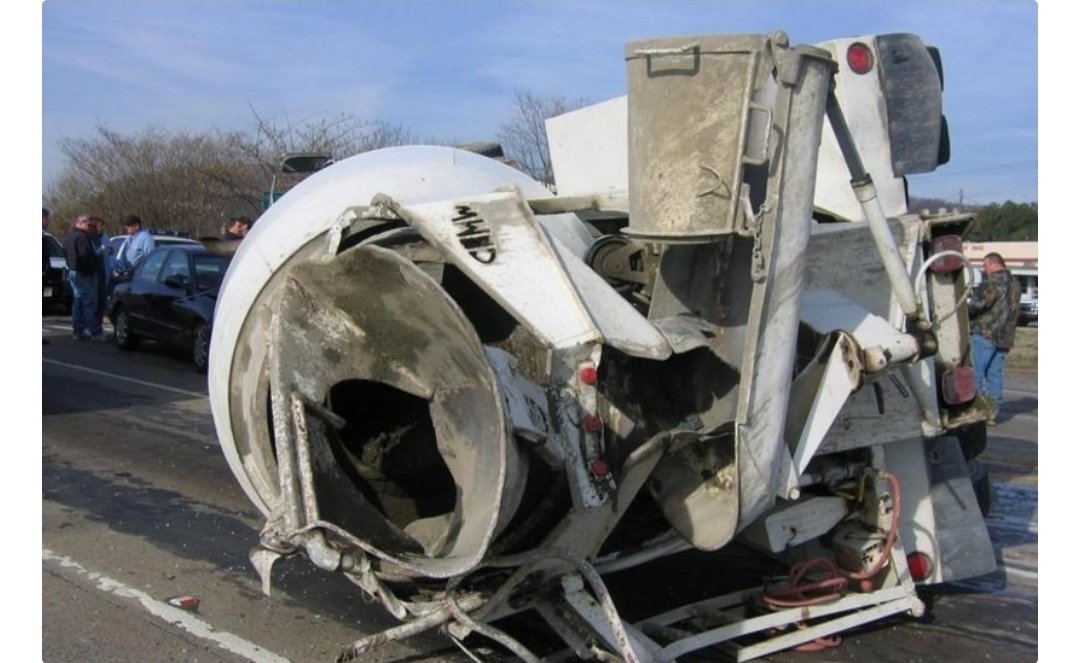 Ağdərədə beton qarışdıran maşın dərəyə aşıb, sürücü ölüb