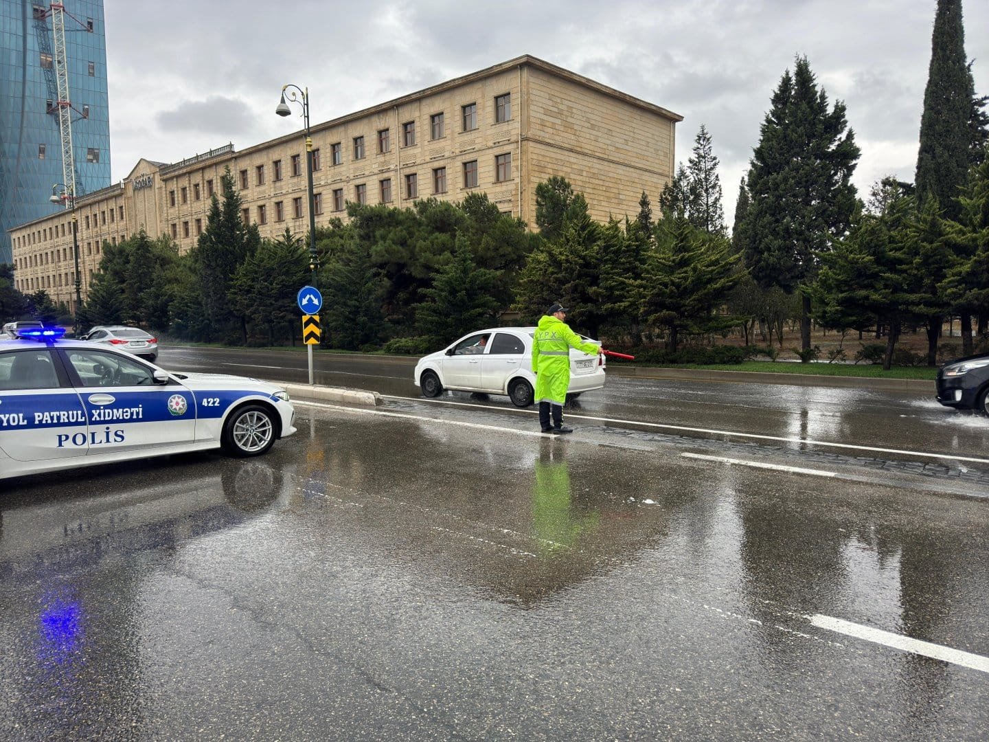 BDYPİ: Yağışlı hava şəraitində sürücülər və piyadalar daha diqqətli olmalıdır