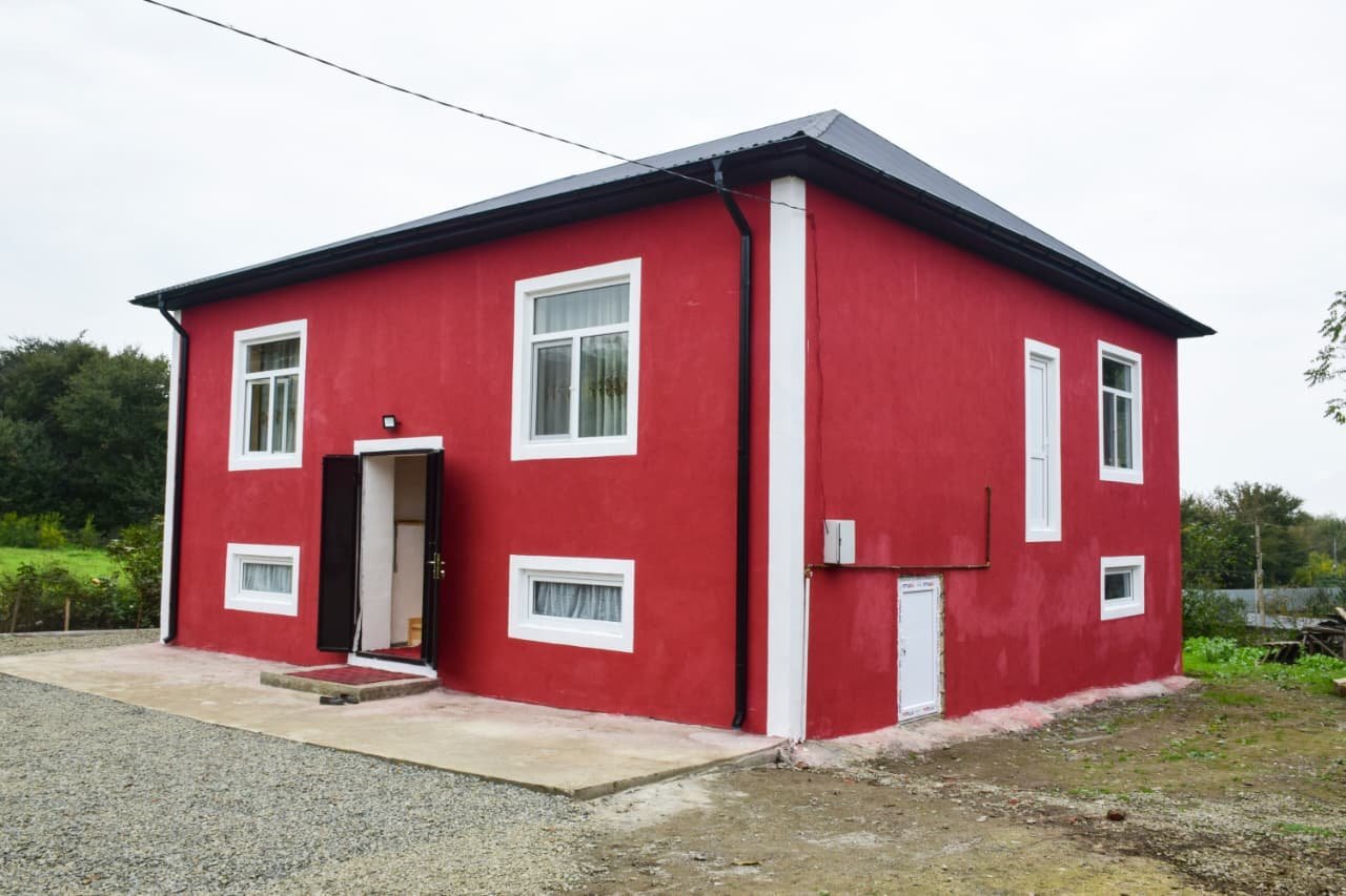 Ərkivanda sevinc dolu gün – evi yanan ailəyə yeni ev hədiyyə edildi