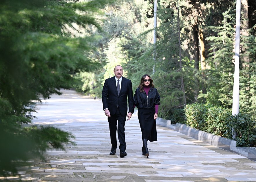 Prezident və birinci xanım Ulu Öndərin məzarını ziyarət etdilər - FOTOLAR