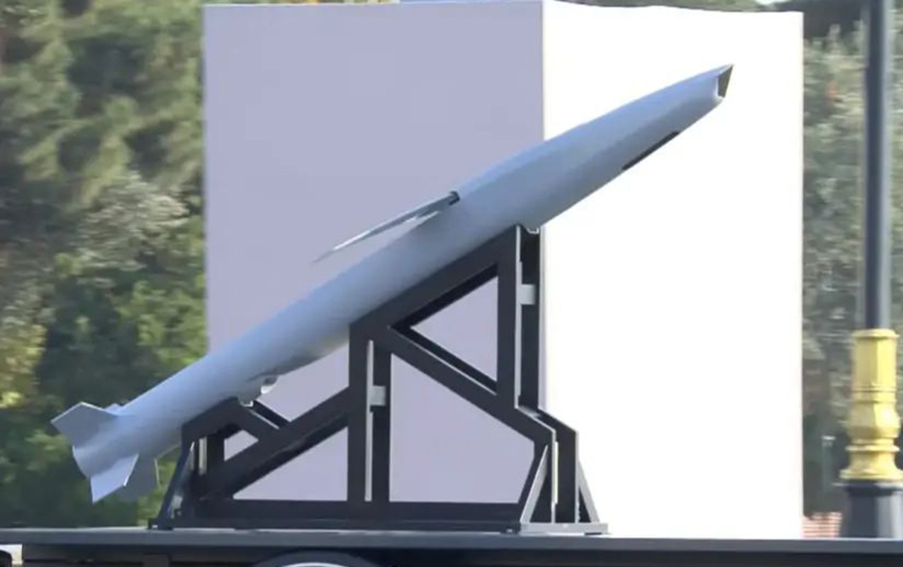 Arsenala qəbul edilən bu raket ilk dəfə paradda göstərildi 