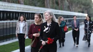 ABŞ dövlət katibinin siyasi məsələlər üzrə müşaviri Şəhidlər xiyabanını ziyarət edib