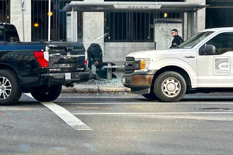 Tramp: "Ağ Evdəki Milli Qvardiya əsgərləri pusqudan başından vurulub"