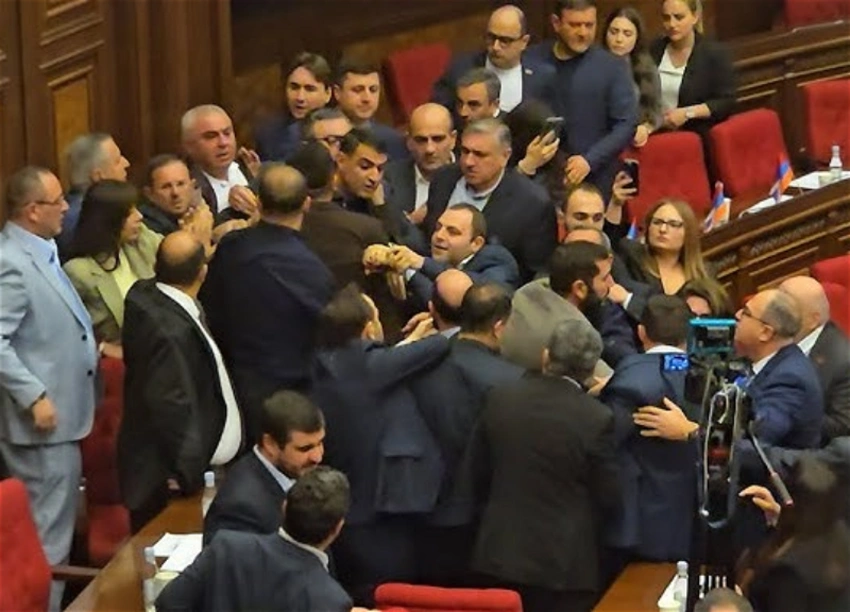 Paşinyanın "Qarabağ kartı": Ermənistanın Baş naziri rəqiblərini tarixin arxivinə göndərir - ŞƏRH